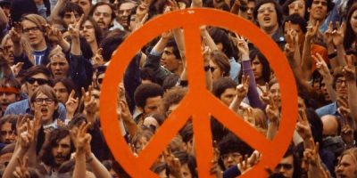 Croud with peace sign